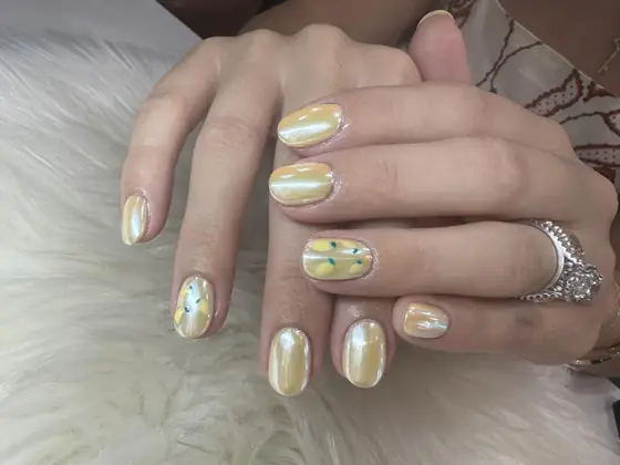 Pearl chrome nails